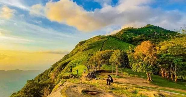 Hulangala Peak camping and hiking destination in Sri Lanka